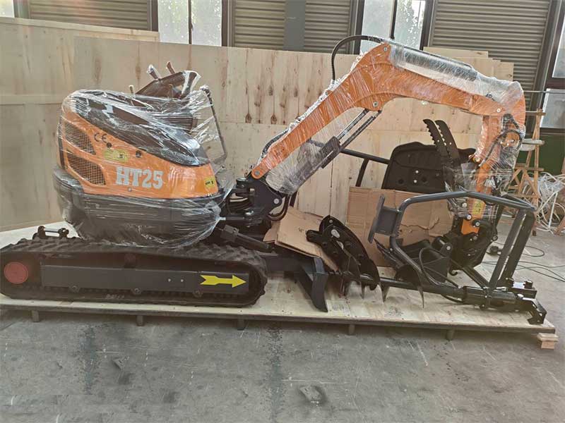 HT25 Mini Excavator shipped to France